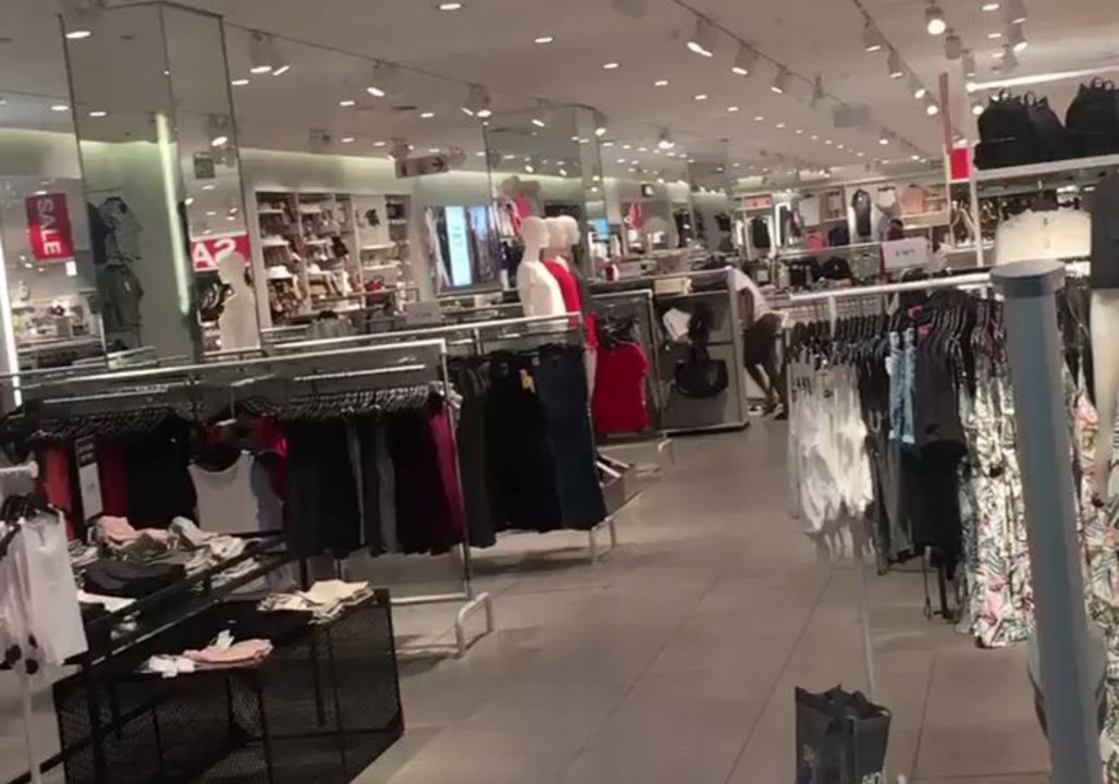 Protesters Damage H&M Store in Pretoria Followi...