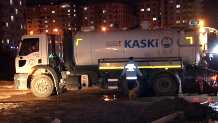 Kanalizasyon borusu patladı ev ve iş yerleri su bastı