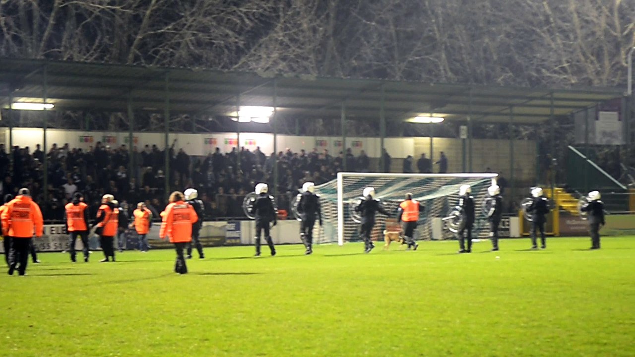 L'arbitre a sévi face aux fumigènes des Louviérois. Vidéo Eric Ghislain