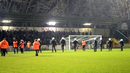 L'arbitre a sévi face aux fumigènes des Louviérois. Vidéo Eric Ghislain