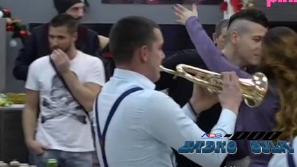 Slobu poljubila   Nadežda   pa mu brise da mu Luna ne vidi !!