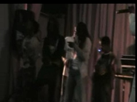 Danse africaine par des jeunes filles comores