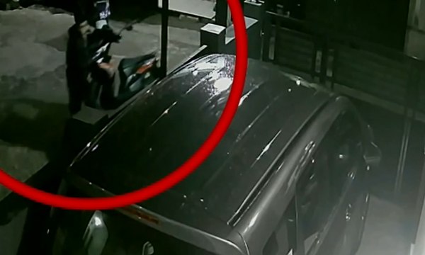 Detik-detik Pelaku Maling Motor saat Korban Tertidur