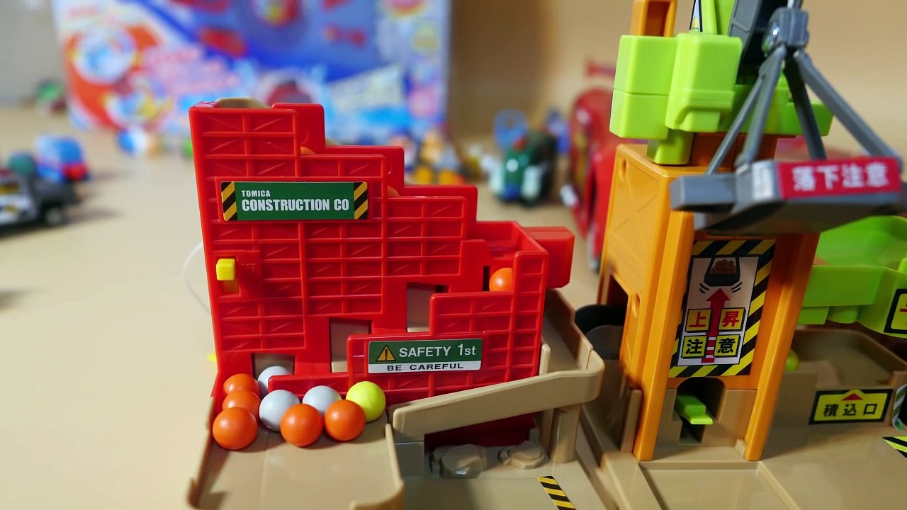 Tomica construction site toy tower crane, conveyor & Disney Cars