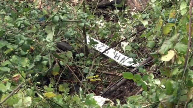 Uçuruma yuvarlanan arabadan burunları bile kanamadan çıktılar