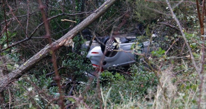 Uçuruma Yuvarlanan Araçtan, Burunları Bile Kanamadan Çıktılar