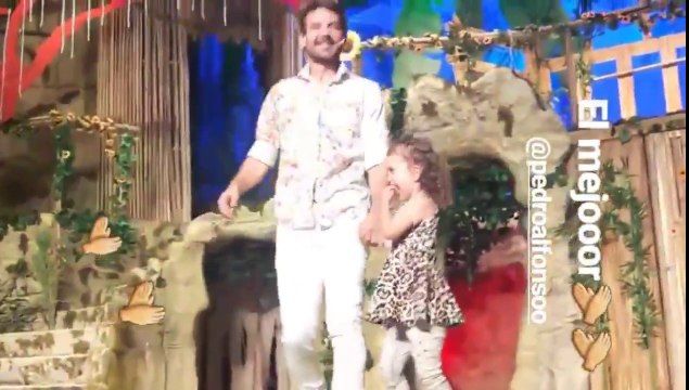 Pedro saludando con OLI al final de la función de La Isla Encantada - 12 de Enero