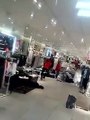 Des magasins H&M saccagés en Afrique du Sud après la publicité mettant en scène en enfant noir portant le sweat-shirt: 