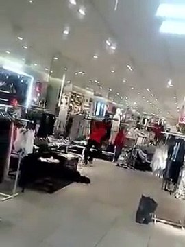 Des magasins H&M saccagés en Afrique du Sud après la publicité mettant en scène en enfant noir portant le sweat-shirt: