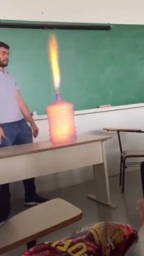 Ce prof de physique fait une expérience incroyable en classe... Bluffant