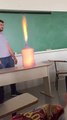 Ce prof de physique fait une expérience incroyable en classe... Bluffant