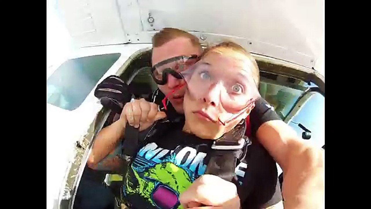 Elle perd son dentier pendant un saut en parachute.. Oups