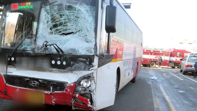 시외버스-SUV 충돌...1명 사망·3명 부상 / YTN