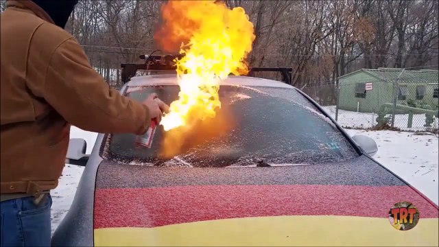 Il dégivre son pare brise avec des flammes