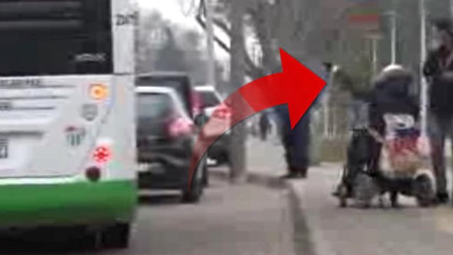 Halk Otobüsü Şoförleri Engelli Kadını Görmezden Geliyor