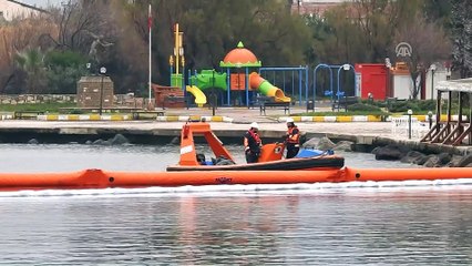 Urla'da denize akaryakıt sızması - İZMİR