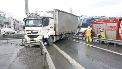 Tır Yoldan Çıktı, Trafik Durdu