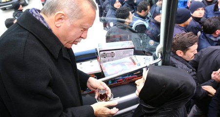 Cumhurbaşkanı Erdoğan'a Tokatlılar Çay İkram Etti