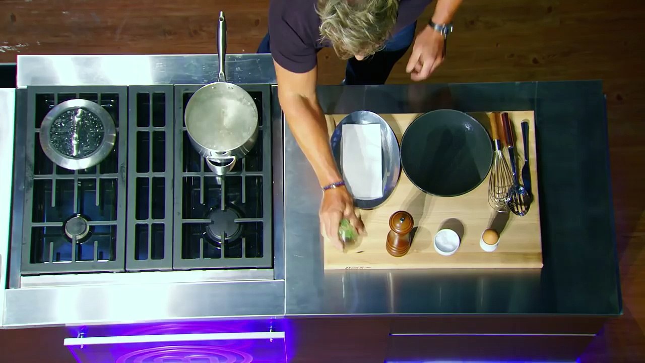Gordon Ramsay Demonstrates How To Prepare The Perfect Poached Egg