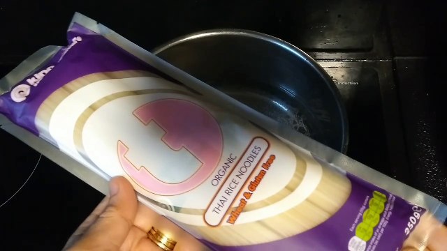 How to cook THAI RICE NOODLES AND FRIED CHICKEN