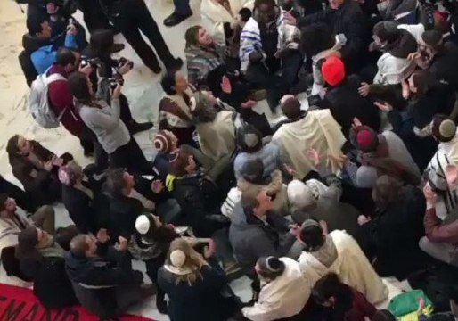 Protesters Sing 'We Will Not Be Moved' in DREAM Act Protest in Washington