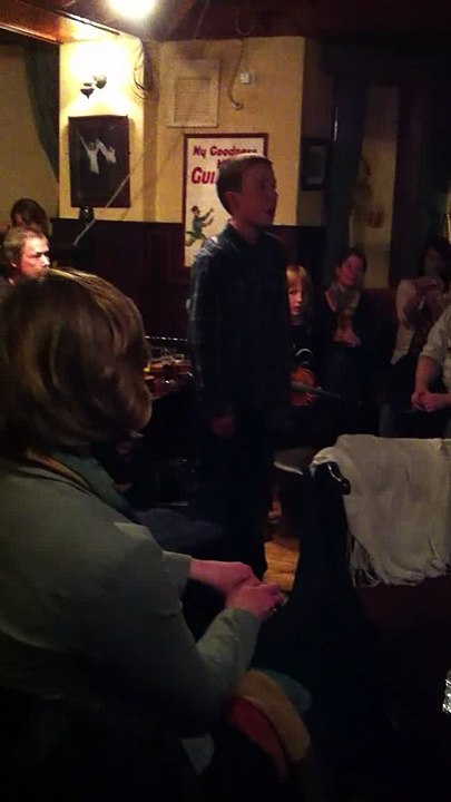 Ce gamin enflame un pub en Irlande en chantant avec une voix divine !