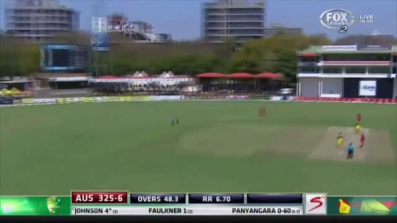 Ce commentateur se prend une balle de baseball en plein match !!