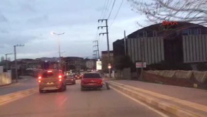 Kocaeli Tekerleği Yarım Metre Dışarıda İlerleyen Otomobil Şaşkınlık Yarattı