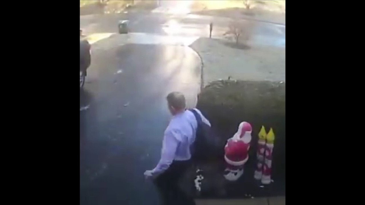 Il réalise un peu trop tard que son allée est recouverte de verglas…