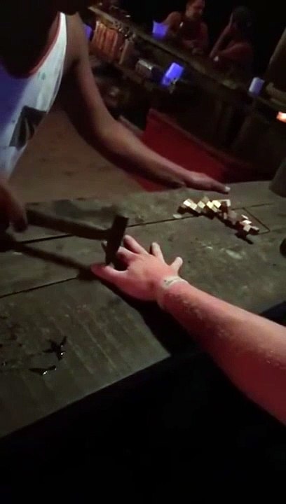 Dans ce bar Thaïlandais tu peux gagner des shots gratuits en faisant ce petit jeu dangereux!