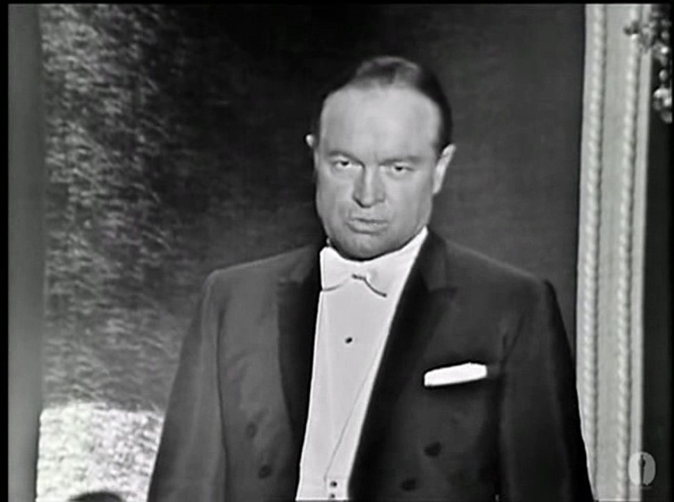 Audrey Hepburn entrega a Rex Harrison el Oscar al Mejor Actor por "My Fair Lady"