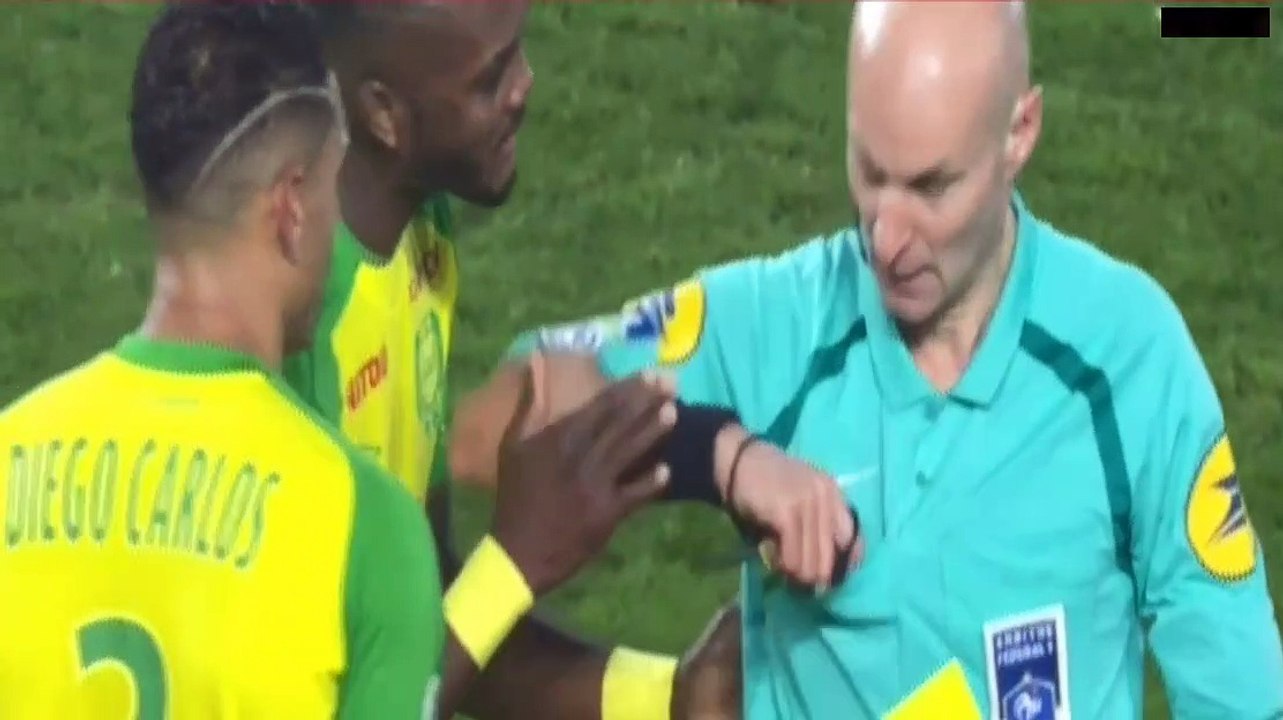 Nantes - PSG : Diego Carlos fait tomber l'arbitre et prend carton rouge !