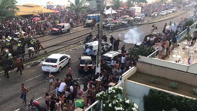 Bloco pré-carnaval termina em confusão e correria na orla de Vila Velha