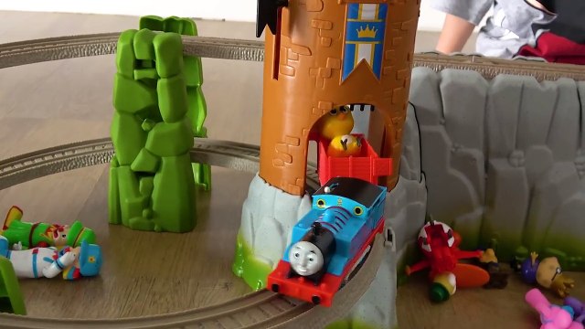 CRIANÇAS BRINCANDO PISTA do TREM THOMAS c/ PATRULHA CANINA Peppa Pig GALINHA PINTADINHA e Paulinho