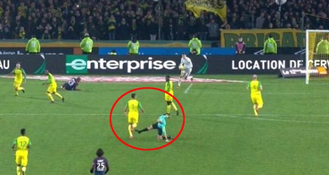 Fransa Liginde Hakem Futbolcuya Önce Tekme Savurdu, Sonra Oyundan Attı