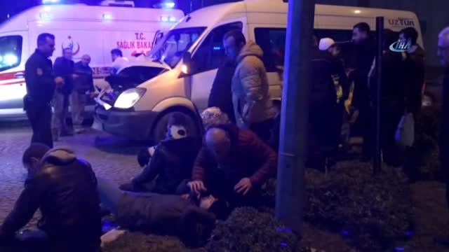 İşçi Servisi Kamyona Çarptı: 12 Yaralı