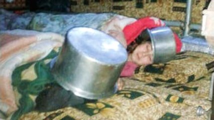 İdlib'te Yürek Burkan Görüntüler! Kafalarında Tencere ile Uyuyorlar