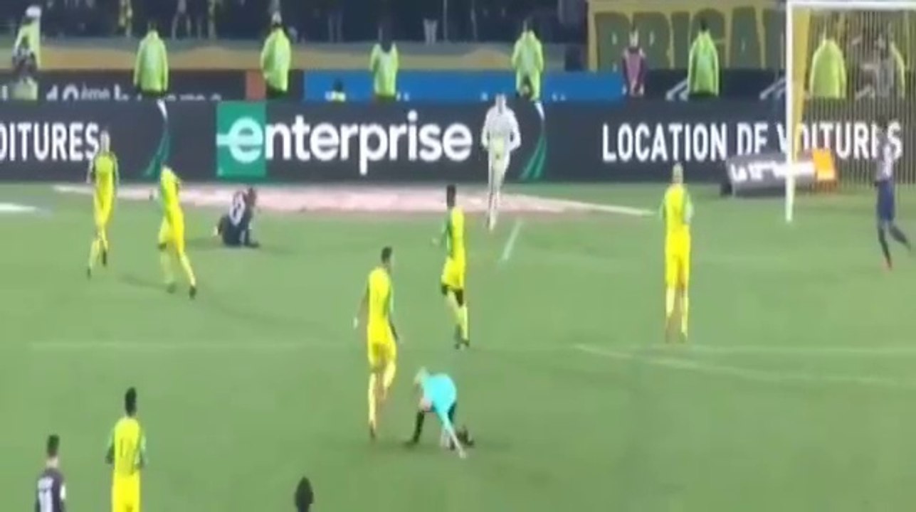 L’arbitre Chapron pête un cable et frappe un joueur [PSG-Nantes]