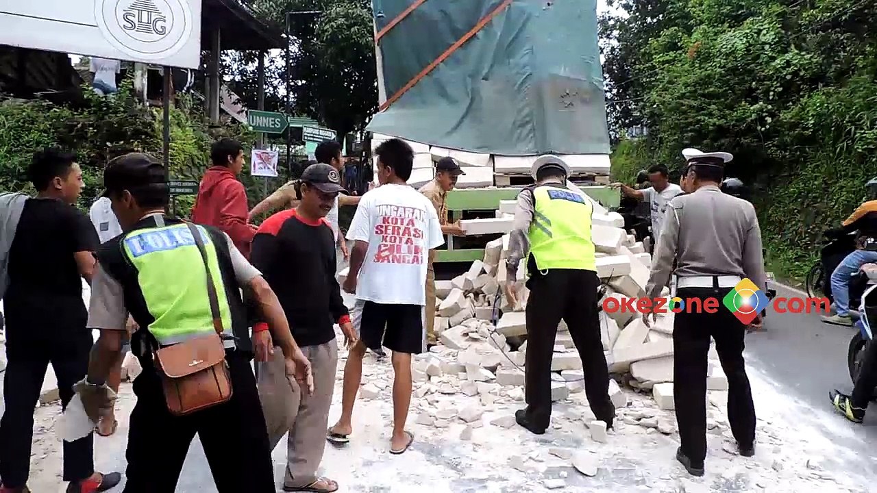 Gagal Menanjak, Muatan Truk Tumpah di Tanjakan Sumur Jurang