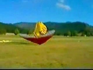 Le parachute d'un ULM s'ouvre au décollage