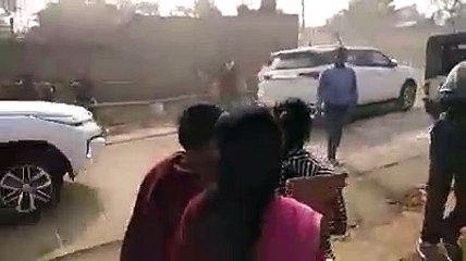 People of Kasur Welcomed Maryam And Shahbaz Sharif With Stones And Bricks