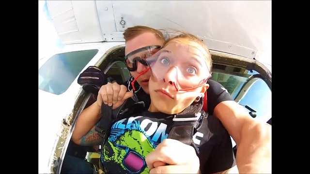 Une jeune femme perd son dentier en plein saut