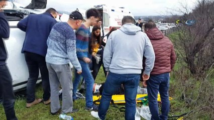 TEM Otoyolunda araç takla attı 3 kişi yaralandı