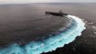 Virage d'urgence d'un porte-avions américain impressionnant en plein océan !