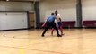 Ce policier éteint un joueur de basket universitaire en face à face !