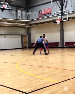 Ce policier éteint un joueur de basket universitaire en face à face !