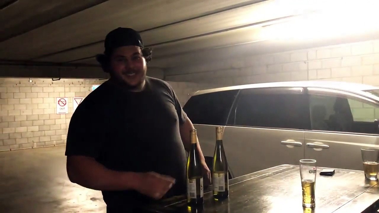 Il boit 2 bouteilles de vin entières en quelques secondes !