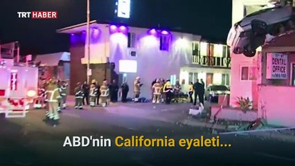 ABD’de aşırı hızla giden araç binanın ikinci katına girdi