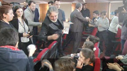 Bayrampaşalı minikler sokak hayvanlarını elleriyle besledi