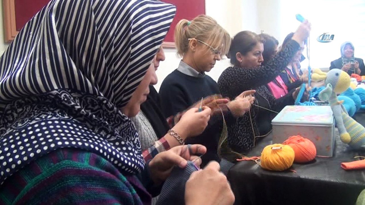 - Kütahyalı kadınlardan örnek bir proje- Kursiyer ve öğretmenler, 'bir tığ, bir yün ile sevgini göster minik yüzlere' projesi kapsamında, sığınmacı ve sevgi evlerinde kalan çocuklar için bez bebek örüyor